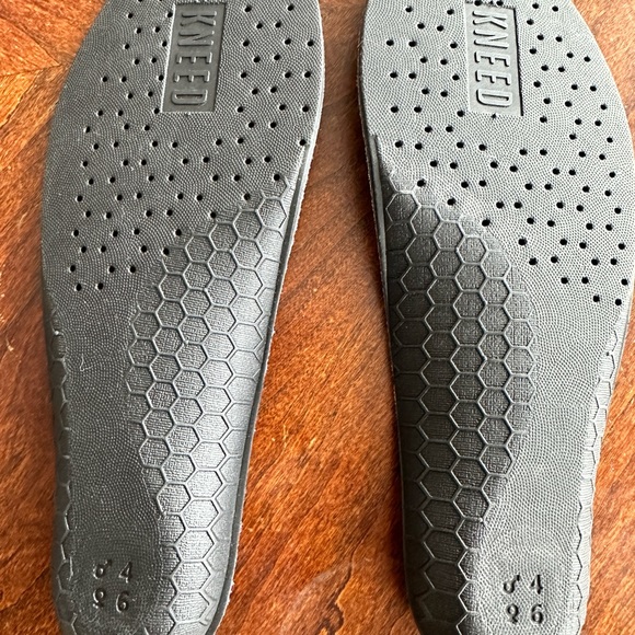 NWT Kneed Independent Footwear - Picture 9 of 9